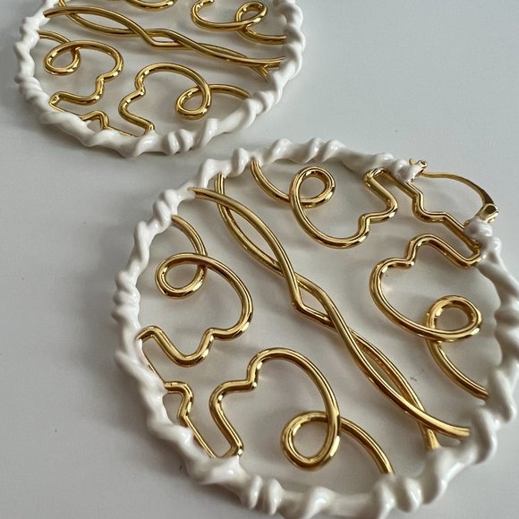 TORY BURCH TWISTED MILLER TORY GOLD HOOP 18K PLATED / FRENCH CREAM (IVORY) - Picture 4 of 7